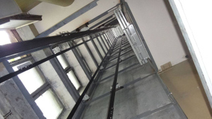 Кабина лифта с двумя рабочими сверху сорвалась в шахту в Люберцах