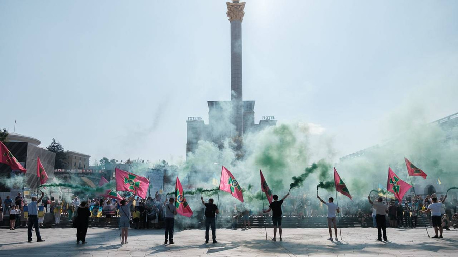 Родственники пленных пограничников ВСУ провели митинг в центре Киева. Обложка © T.me / "РБК-Украина"