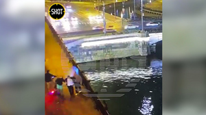 Мгновенная карма?: В Москве самокатчика избили за неосторожность, а самокат выбросили в реку