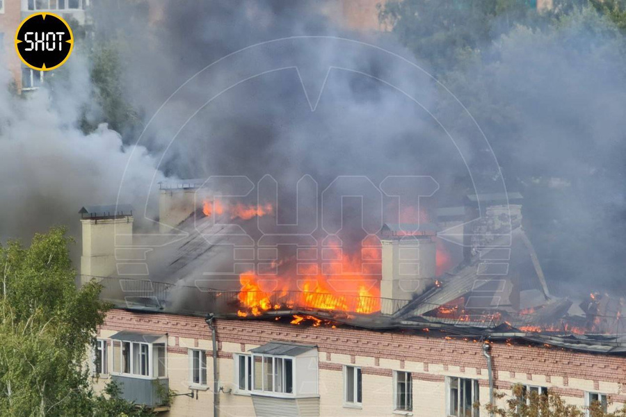 Пожар на крыше пятиэтажного дома в Красногорске. Обложка © Telegram / SHOT