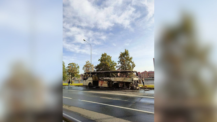 В Петербурге загорелся туристический автобус. Обложка © T.me / Megapolisonline