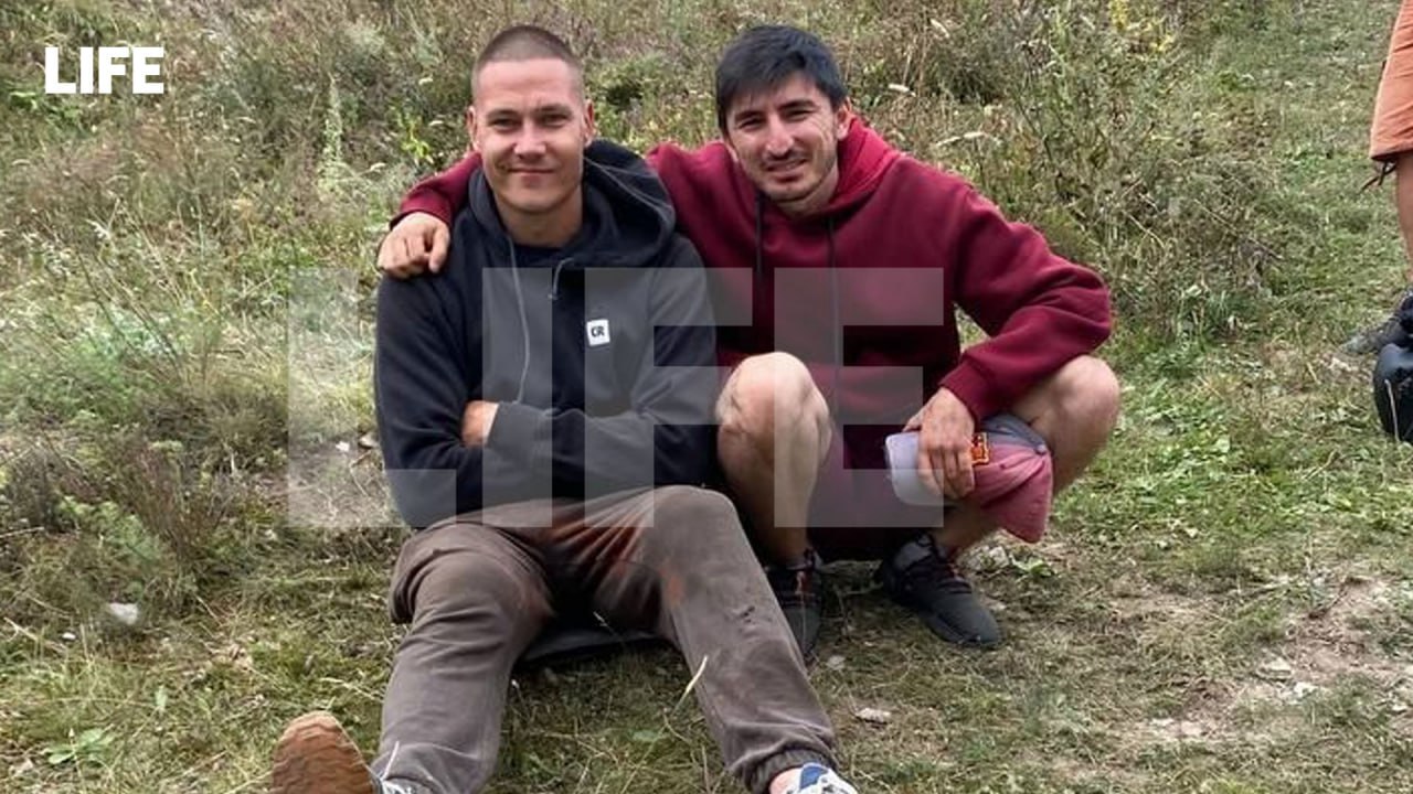 Евгений Чеботарёв (слева) после неудачного трюка в Северной Осетии. Фото © LIFE