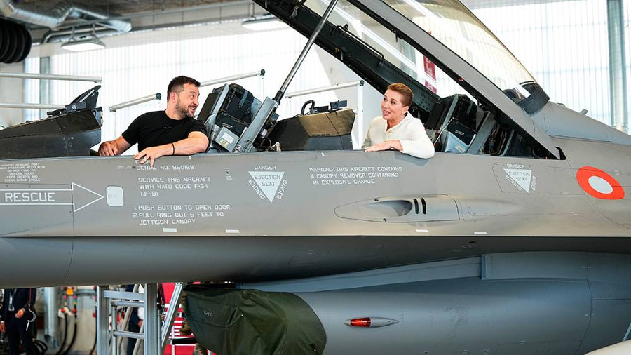 Владимир Зеленский и премьер-министр Дании Метте Фредериксен сидят в истребителе F-16 на авиабазе Скридструп в Войенсе, Дания. 20 августа 2023 года. Обложка © ТАСС / EPA / MADS CLAUS RASMUSSEN