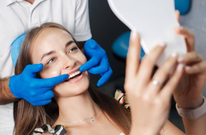Стоматолог перечислил самые полезные и вредные для здоровья зубов продукты