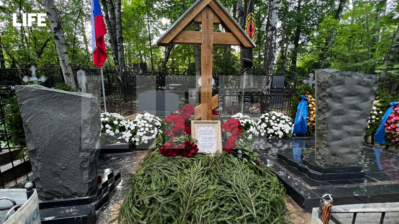 Фото могилы Пригожина на Пороховском кладбище © LIFE