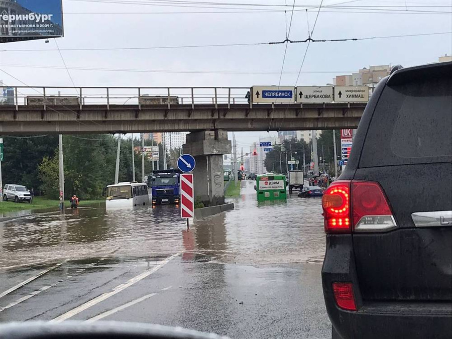 Затопленная улица в Екатеринбурге. Обложка © Telegram / Госавтоинспекция Екатеринбурга