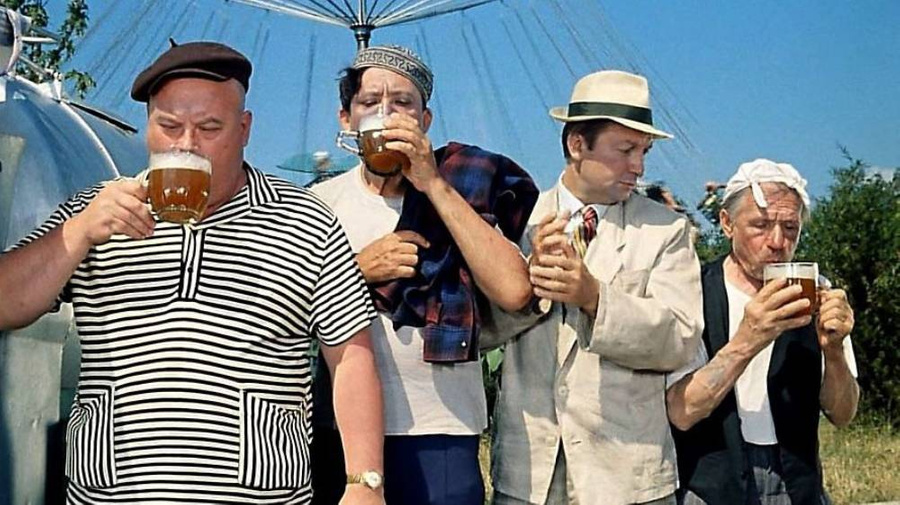Когда появился праздник Международный день пива и как его отметить? Кадр из кинофильма "Не может быть!" (1975) © "Мосфильм"