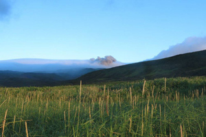 Вулкан Эбеко на Северных Курилах выбросил пепел на высоту около трёх километров