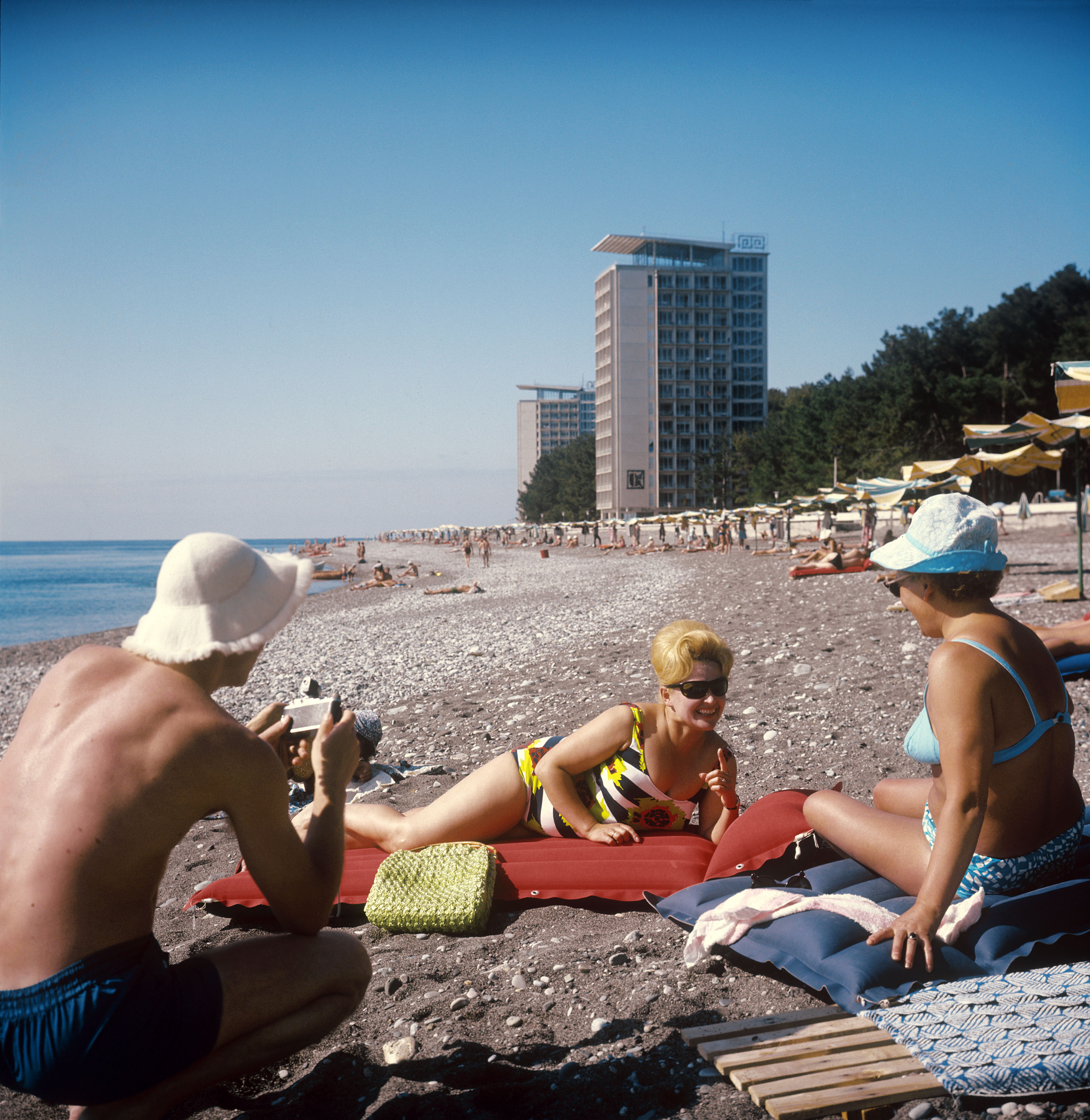 Грузинская ССР. Абхазия. Пицунда. Отдыхающие на пляже. 1971 год. Фото © ТАСС / Валентин Кунов