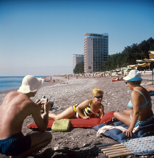 Грузинская ССР. Абхазия. Пицунда. Отдыхающие на пляже. 1971 год. Фото © ТАСС / Валентин Кунов