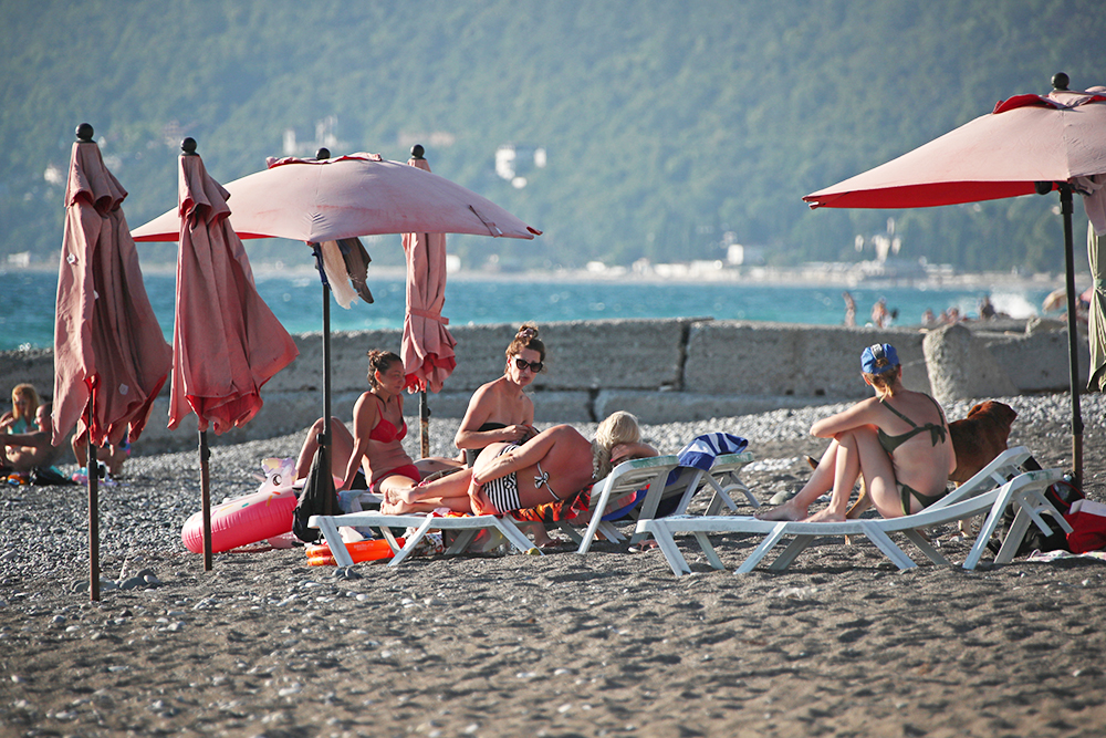 Абхазия. Гагра. Туристы во время отдыха на городском пляже. 2020 год. Фото © ТАСС / Дмитрий Феоктистов