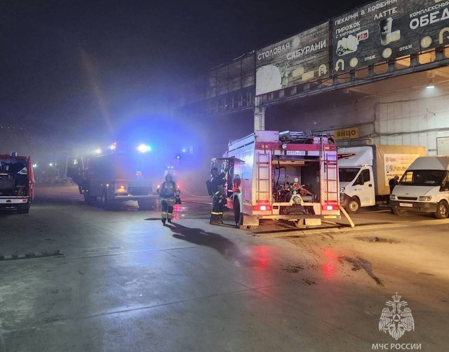 Сотрудники МЧС на месте пожара в складском помещении в Краснодаре. Обложка © ГУ МЧС по Краснодарскому краю