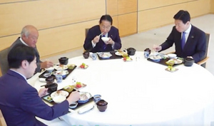 Диетолог предупредила премьера Японии, съевшего на камеру фукусимскую рыбу, о риске рака