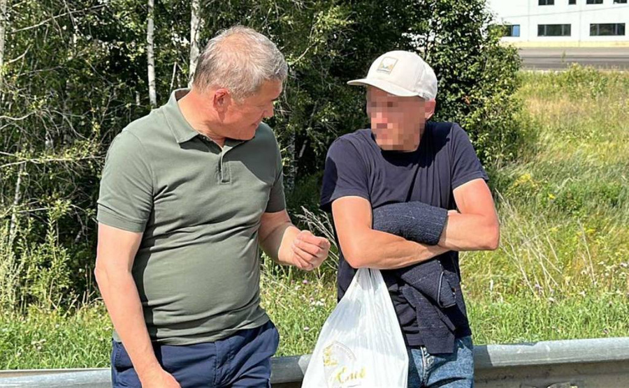 Глава Башкирии Радий Хабиров во время переговоров с мужчиной, который угрожал взорвать гранату в Уфе. Обложка © Telegram / Mash Batash