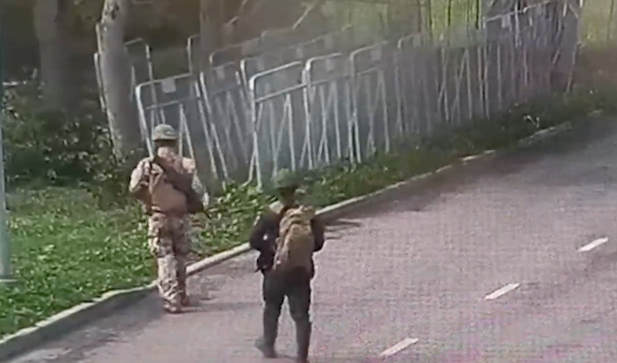 Неизвестные с оружием незаконно проникли в Белоруссию из Латвии и попали на видео