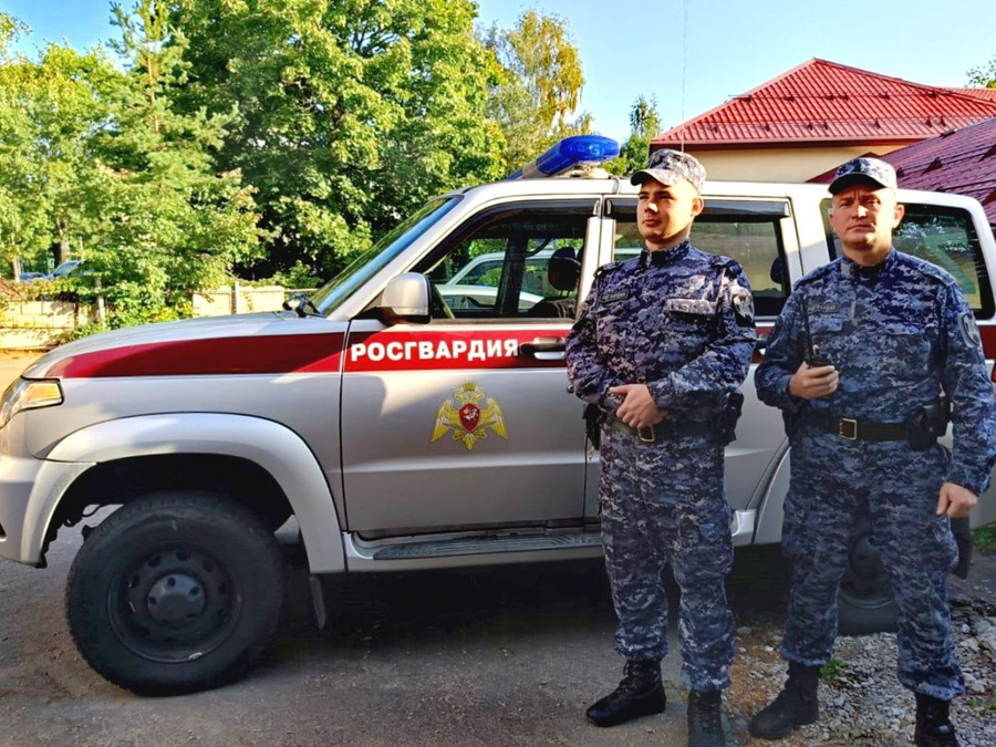 Сотрудники Росгвардии, которые довезли беременную до роддома. Обложка © Telegram / Росгвардия Петербурга