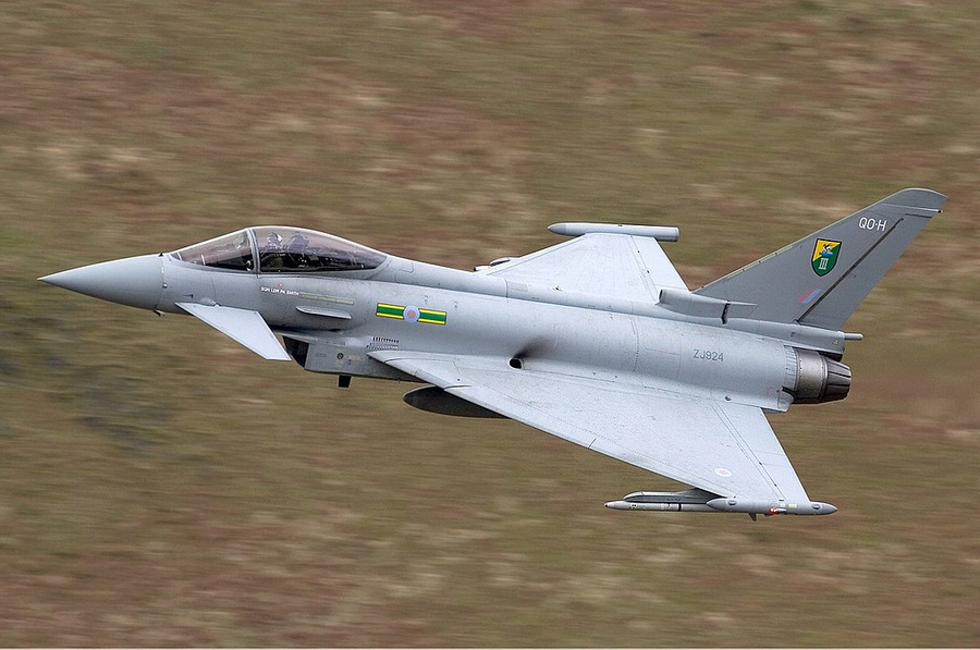 Истребитель Eurofighter Typhoon. Обложка © Wikipedia / Chris Lofting