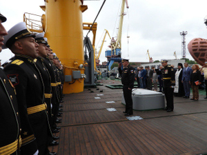 Церемония подъёма флага ВМФ на судне "Евгений Горигледжан". Фото © Telegram / АО "ПСЗ "Янтарь"