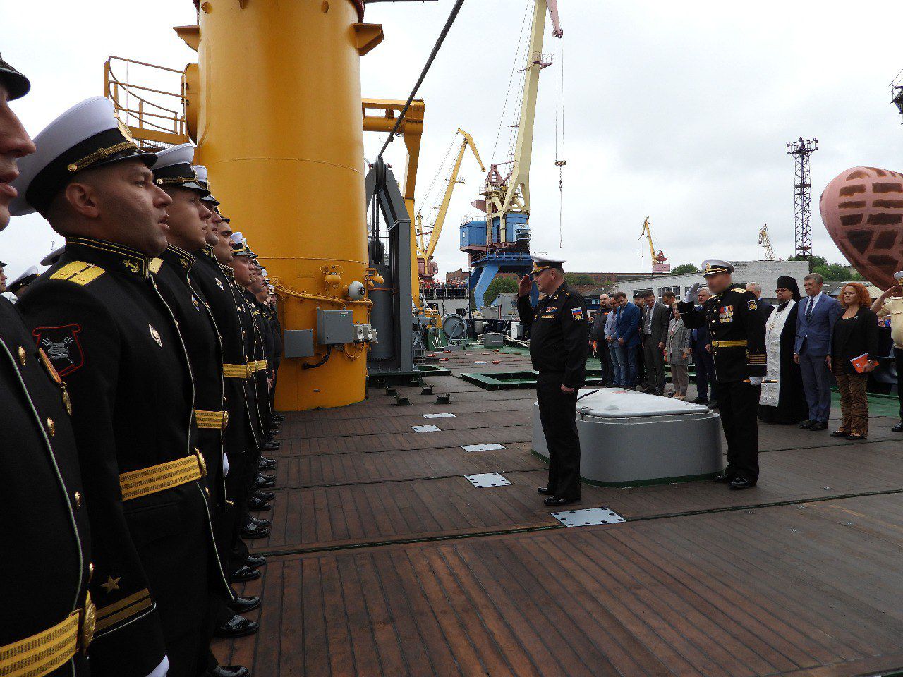 Церемония подъёма флага ВМФ на судне "Евгений Горигледжан". Фото © Telegram / АО "ПСЗ "Янтарь"