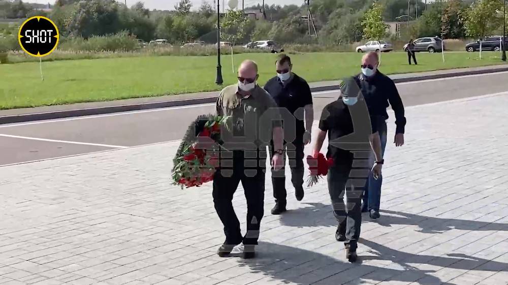 Камуфляж и антидроновые ружья: Лайф снял гостей тайных похорон командира ЧВК Вагнер в Подмосковье