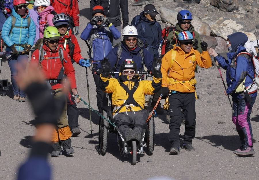 90-летний японский альпинист Юитиро Миура покорил гору Фудзи в инвалидной коляске. Обложка © Twitter / AndyVermaut