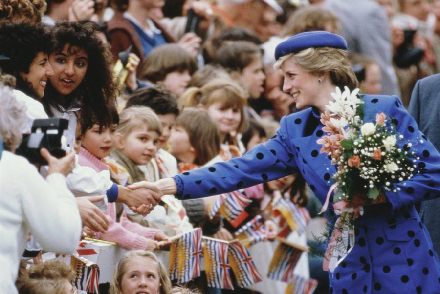 Диана Уэльская работала с детьми, интересовалась проблемами простых граждан и по праву заслужила звание "народной принцессы". Фото © Getty Images / Georges De Keerle