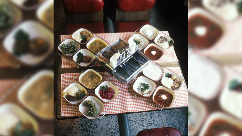Общепит в СССР: традиционные блюда и рецепты. Фото © ТАСС / Белинский Юрий, Колесников Борис