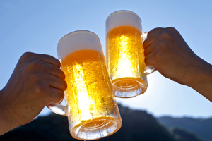 Россиянам объяснили, почему спасаться от жары холодным пивом опасно
