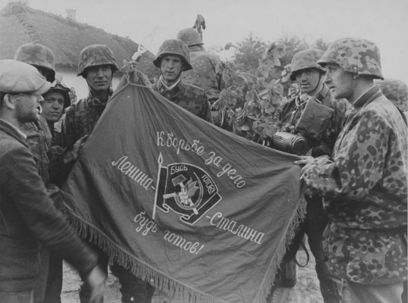 Немцы держат в руках флаг пионерского отряда. Фото © yuripasholok.livejournal.com