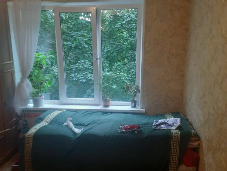 В комнате, где ребёнок остался на несколько минут без присмотра взрослых, кровать стоит прямо у подоконника. Фото © Прокуратура Москвы
