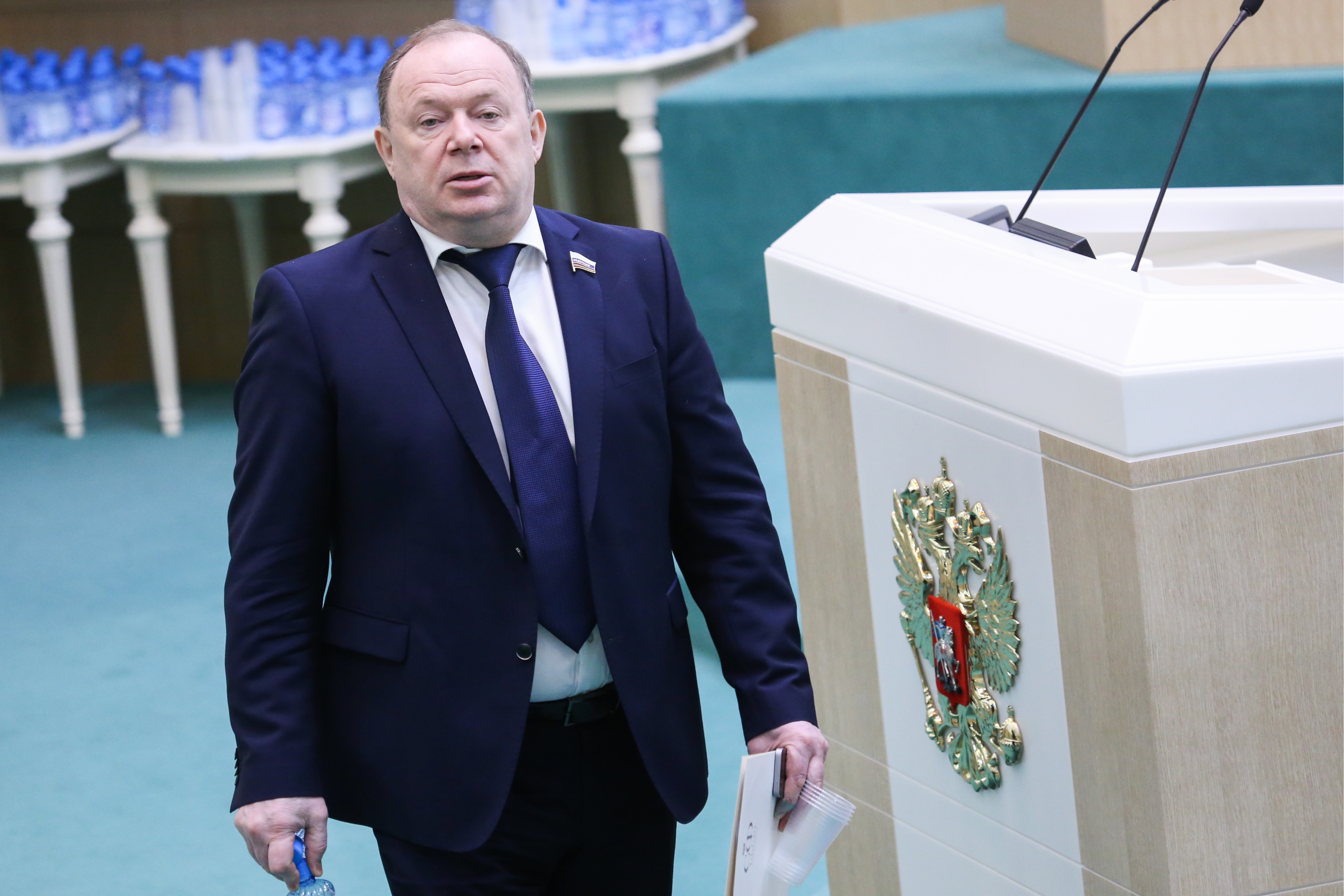 В Новосибирске экс-сенатор Лаптев пытался подкупить судью финиками и сладостями