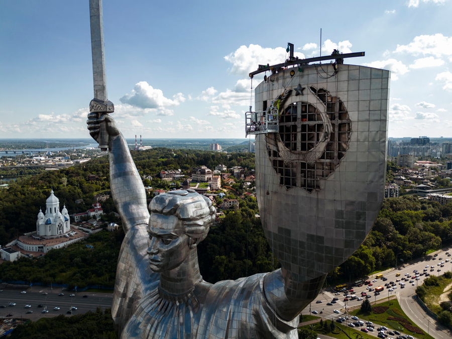 <p>"Декоммунизированный" монумент "Родина-мать" в Киеве. Фото © Getty Images / Maxym Marusenko</p>