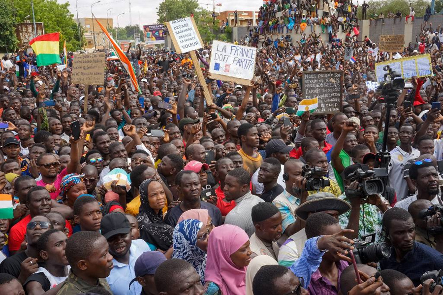 <p>Сторонники госпереворота в Нигере. Обложка © EPA / ТАСС / ISSIFOU DJIBO</p>