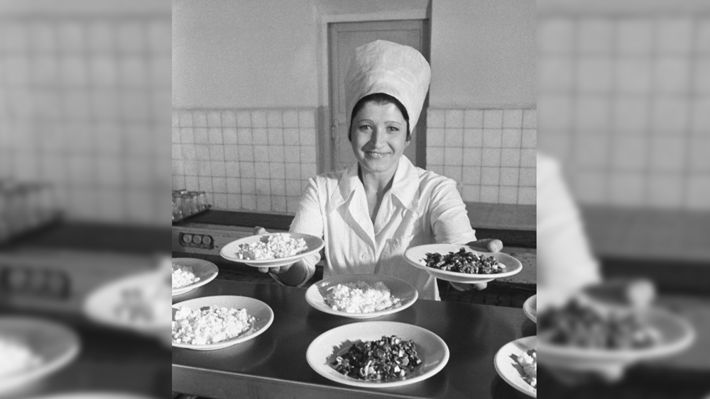 От кукурузных палочек до национальных блюд: десять архивных фотографий советской кухни. Фото © ТАСС / Назаров Какабай
