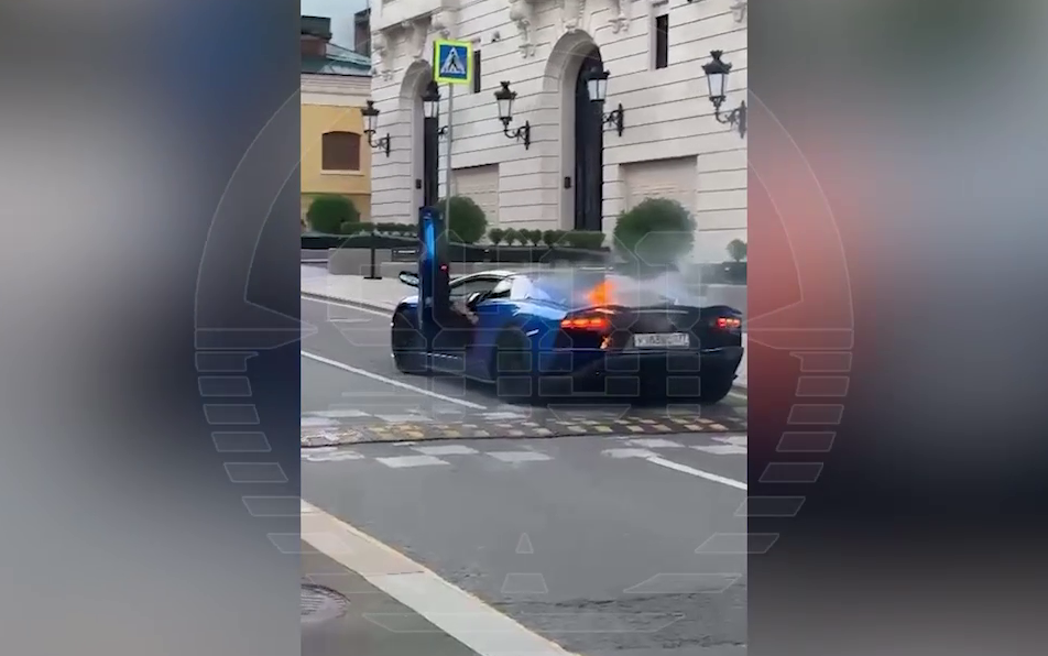 Опубликовано видео с моментом, когда Lamborghini загорелся в центре Москвы