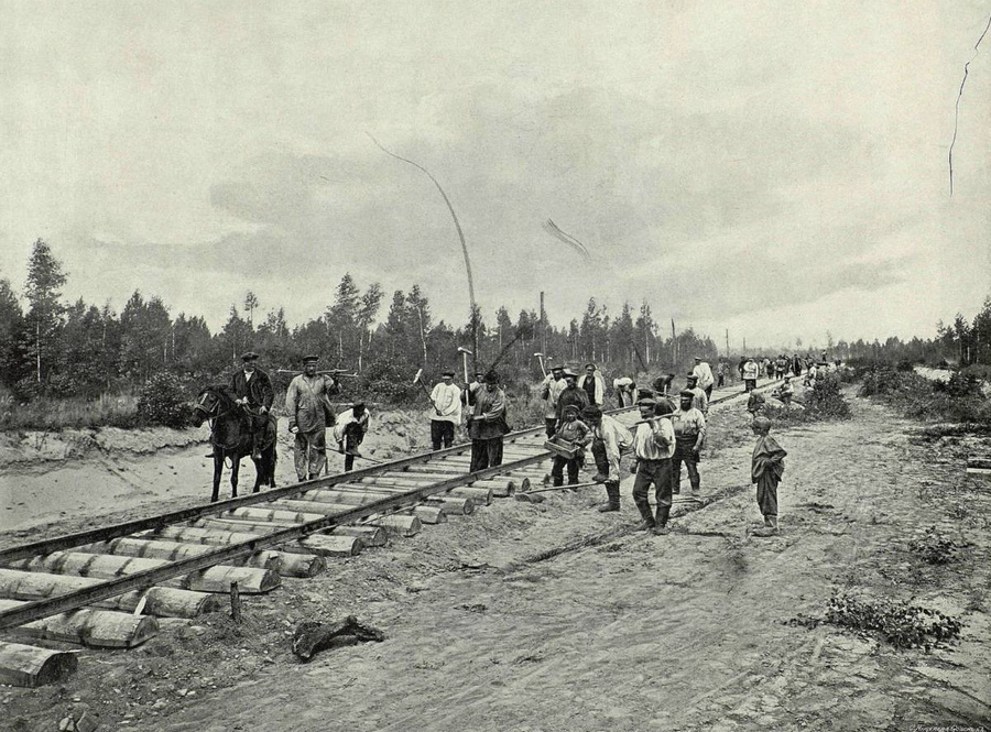 Укладка пути на Средне-Сибирской железной дороге в 1898 году. Фото © Wikimedia / I. R. Tomaskiewicz