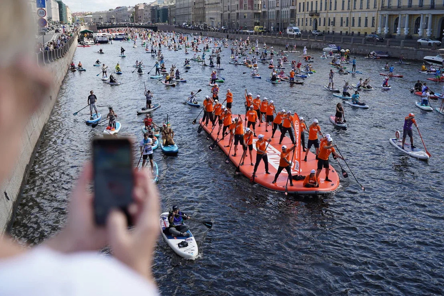 В Петербурге прошла первая в истории благотворительная акция на воде. Фото © "Газпром нефть"
