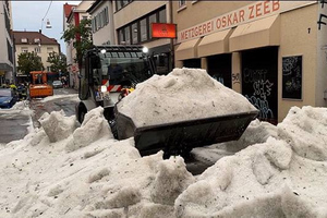 Внезапно в августе: В немецком городе для борьбы со снегом вывели снегоуборочную технику
