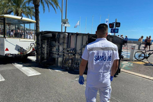 В Ницце 11 человек пострадали в опрокинувшемся вагончике для туристов
