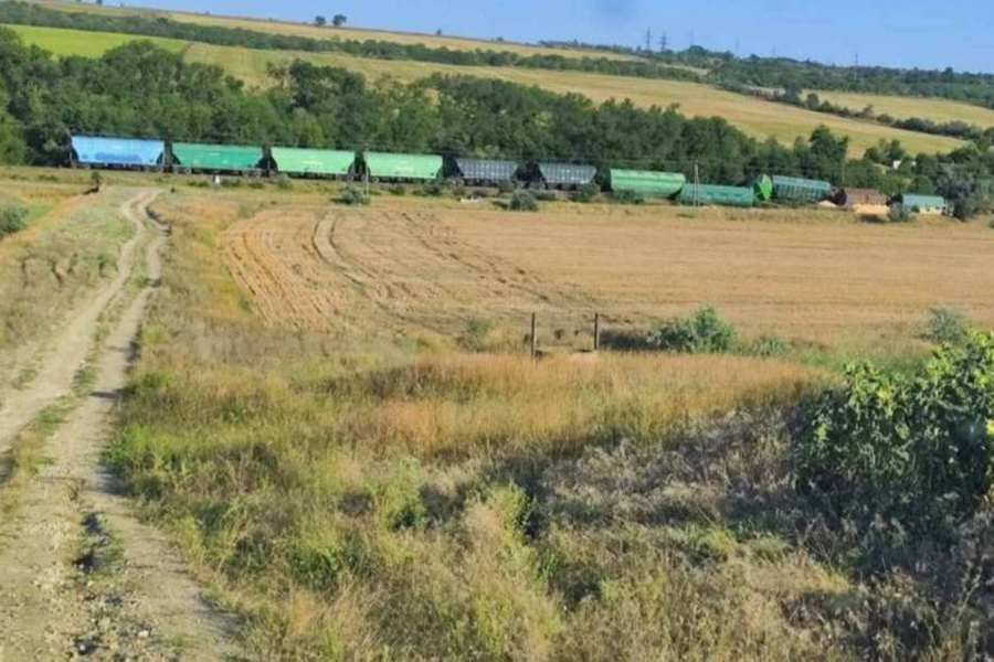 Кадр с места происшествия, где опрокинулись вагоны с зерном. Обложка © Telegram / Sputnik Молдова 