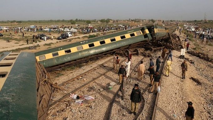 Последствия крушения поезда в Пакистане. Фото © Twitter / @ebrahim_sadaf