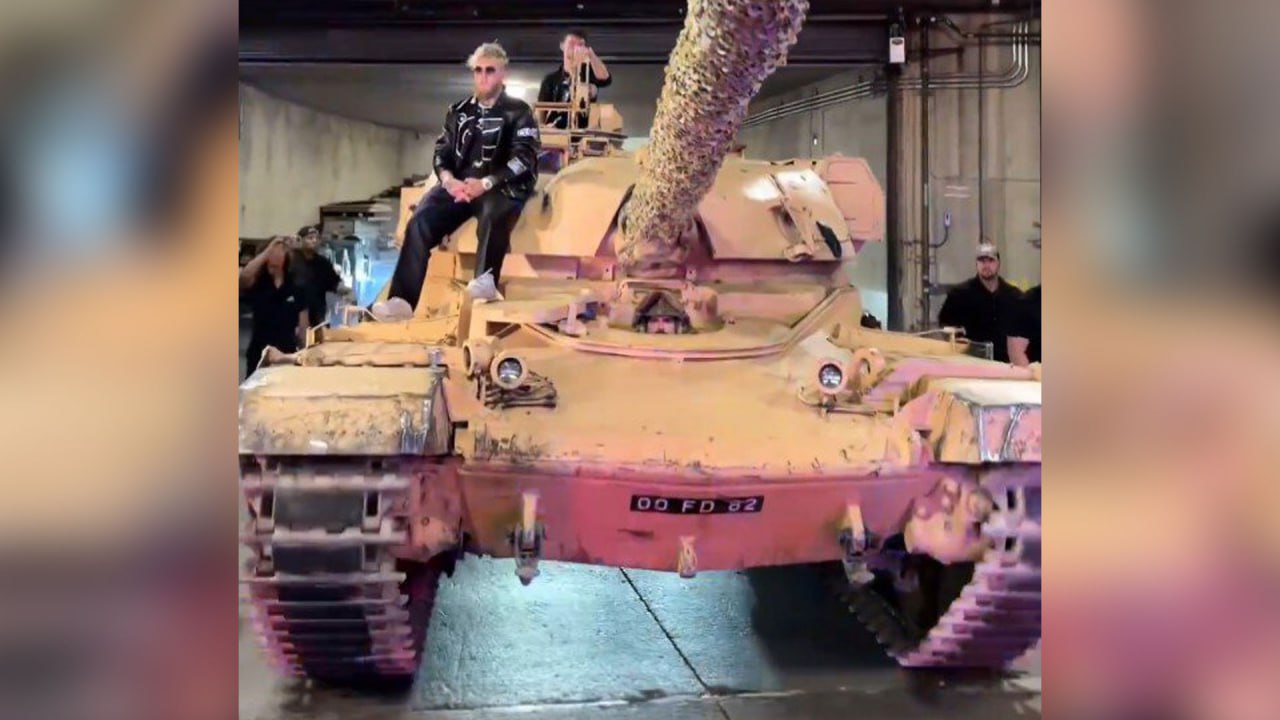 Видеоблогер Джейк Пол на танке приехал на бой с Нейтом Диасом. Фото © Twitter / MichaelBensonn