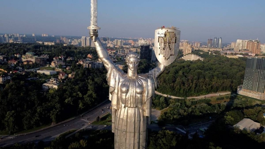 Украинский герб — трезубец — установили на щите монумента "Родина-мать". Обложка © Telegram / УНИАН