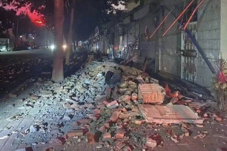 В результате землетрясения в китайской провинции Шаньдун было разрушено более 120 зданий, пострадал 21 человек. Обложка © Twitter / China Perspective 