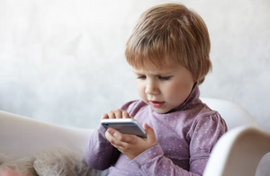 Психолог рассказала, в каком возрасте ребёнку стоит покупать первый смартфон