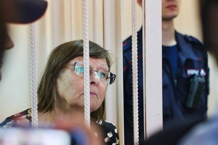 Мать маньяка из Челябинска тайно ходит в дом, где её сын 14 лет пытал пленницу