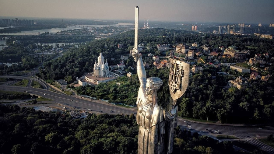 Украинский герб — трезубец — установили на щите монумента "Родина-мать". Обложка © Telegram / УНИАН
