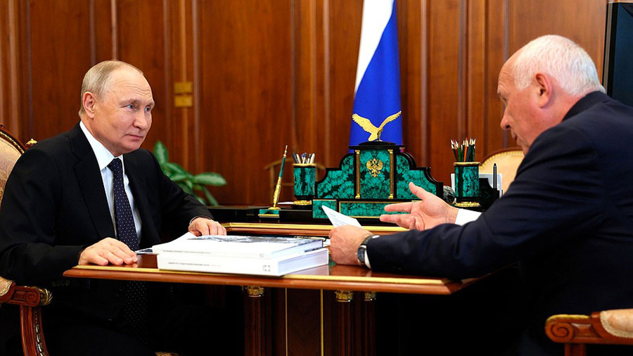 Президент РФ Владимир Путин на встрече с главой госкорпорации "Ростех" Сергеем Чемезовым. Обложка © Kremlin