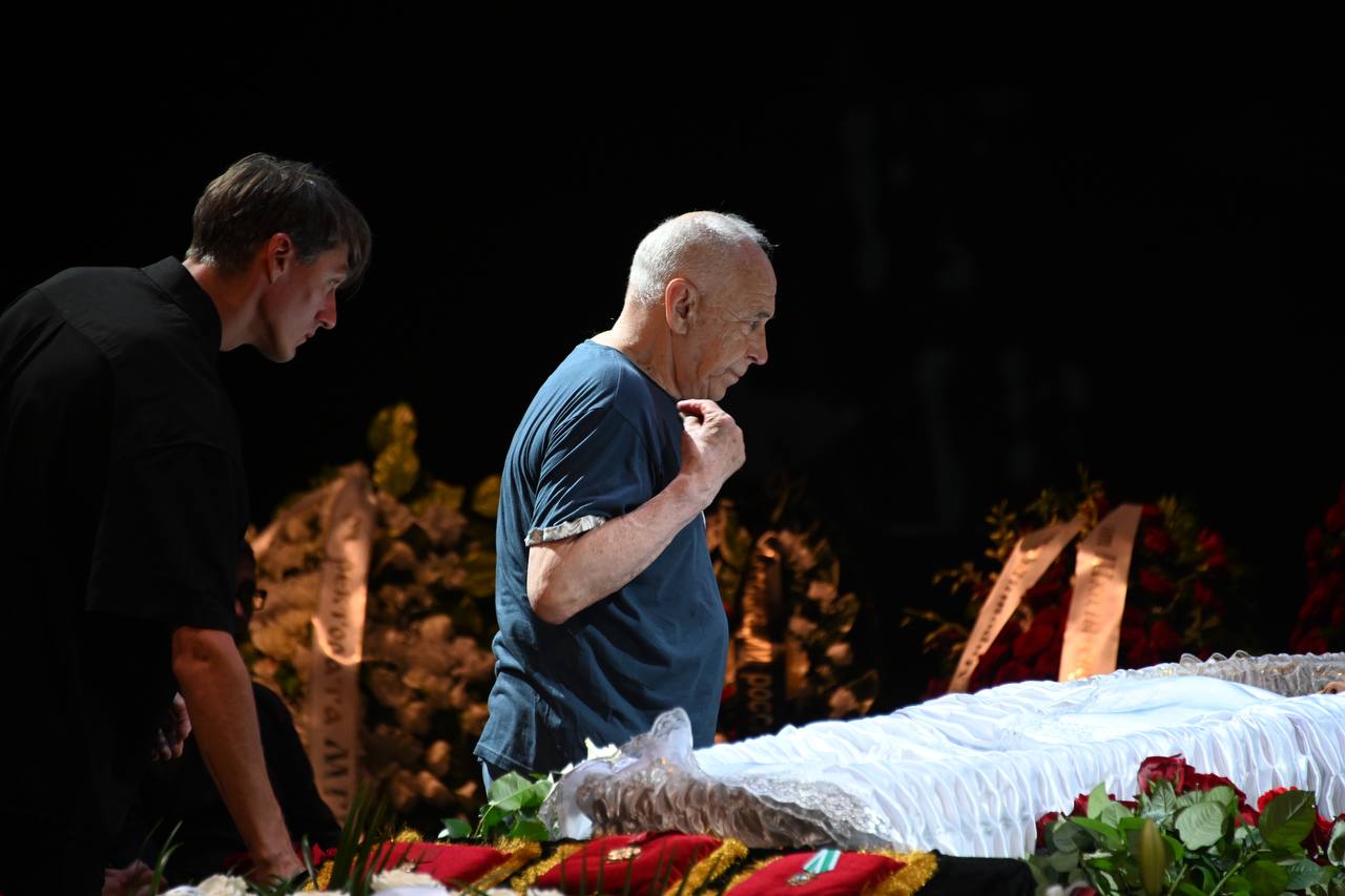 Александр Пашутин на церемонии прощания с Ириной Мирошниченко. Фото © LIFE / Павел Баранов