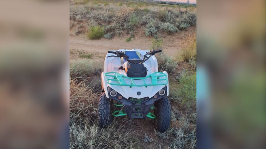 Мотовездеход, на котором перевернулся десятилетний мальчик в Астраханской области. Обложка © Telegram / СУ СК России по Астраханской области